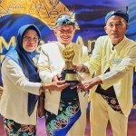 Bupati Situbondo, Karna Suswandi (tengah), saat memegang piala dalam ajang Anugerah Desa Wisata Indonesia (ADWI) 2021.