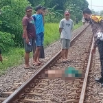 Korban yang diduga depresi di lokasi kejadian dengan kondisi badannya terpotong.