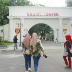 Beberapa siswa SMA Negeri 3 Pasuruan serta muda-mudi tampak sedang memasuki Benteng Van Den Bosch, Ngawi.