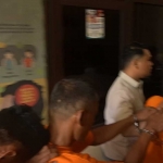 Petugas saat menggelandang pelaku curanmor milik kurir di Bangkalan.