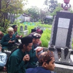 Aktivis Lesbumi NU Surabaya saat berziarah ke Makam Cak Durasim