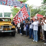 Wali Kota Kediri Vinanda Prameswati saat memberangkatkan Rally Wisata Mobil Kuno. (Ist)