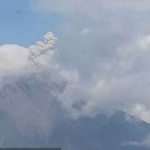 Gunung Semeru erupsi dengan tinggi letusan 600 meter di atas puncak dan abu vulkanik mengarah ke timur laut pada Selasa (6/1/2026). Foto: PVMBG