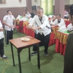 Pemateri saat membimbing para peserta pelatihan fotografi produk. 