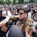 Bupati Kediri Hanindhito Himawan Pramana di tengah-tengah ribuan PPPK. Foto: Ist.