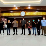 Kapolda Jatim Irjen Pol. Nico Afinta bersama jajaran pengurus AMSI Jatim.