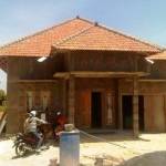inilah rumah anak angkat pak lurah yang dijadikan kantor kelurahan sementara. foto:junaidi/BANGSAONLINE