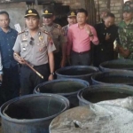 Kapolres saat meninjau langsung lokasi penggerebekan.