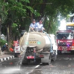 Petugas DLHK Sidoarjo saat membersihkan sampah pascademo di pendopo bupati. Foto: Ist
