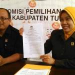 Ketua KPU dan komisioner saat melakukan press release di kantor KPU Tuban. (foto: suwandi/BANGSAONLINE)