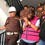 Ali Hendro Santoso saat digelandang petugas Kejaksaan Negeri Surabaya. foto: ANATASIA/ BANGSAONLINE