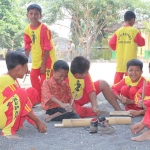 Sandy tak pernah minder saat bermain bersama teman-temannya.