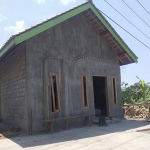 Bangunan rumah Samsul kini dilengkapi tembok dan genteng.