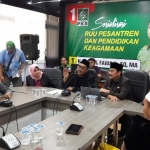 Jazilul Fawaid didampingi Ketua DPC PKB Gresik Moh. Qosim dan Sekretaris Imron Rosyidi saat menyosialisasikan RUU Pesantren dan Pendidikan Keagamaan. foto: SYUHUD/ BANGSAONLINE