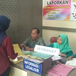 Salah satu warga saat mendatangi kantor Dispendukcapil untuk meminta legalisir. foto: EKY NURHADI/ BANGSAONLINE