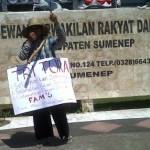 AKSI TUNGGAL - Aksi seorang mahasiswa memperingati Hari Tani Nasional, di depan Gedung DPRD Kabupaten Sumenep, Rabu (24/9/2014). foto : ida okvinita/BangsaOnline