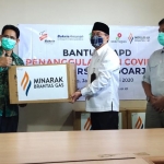 Penyerahan APD diwakilkan oleh Nurwahidi selaku Kepala SKK Migas Jabanusa dan diterima oleh Akhmad Sokhib, S.Kep. Ners selaku Kepala Bidang Penunjang Medis dan Non Medis RSUD Sidoarjo.