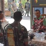 Dansatgas TMMD Letkol Inf Ferry Muzawwad saat dialog dengan anggota Polri.