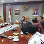 Sri Untari dan sejumlah anggota DPRD Jatim menyerahkan draf usulan Pilgub Tak Langsung kepada Sekretaris Kabinet (Seskab) Pramono Anung di Jakarta, belum lama in. (ft: ist)