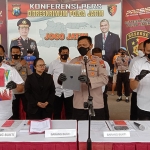 Kabid Humas Polda Jatim Kombes Pol Gatot Replik Handoko menunjukkan barang bukti berupa laptop yang rencananya juga akan diselundupkan.