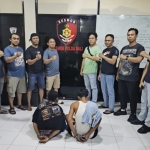 Kedua pelaku penganiayaan anak di bawah umur saat dibekuk Unit Jatanras Satreskrim Polres Tuban bersama Resmob Polda Bali.