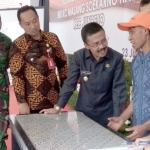 Wakil Wali Kota Batu Punjul Santoso saat menyaksikan penyerahan secara simbolis KUR Mikro 2020 kepada salah seorang pelaku UMKM di Junrejo. 

