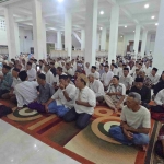 Ribuan warga NU yang mengamini doa Prof Dr KH Asep Saifuddin Chalim di Masjid Kampus Universiyas KH Abdul Chalim Pacet Mojokerto Jawa Timur, Ahad (15/3/2026). Foto: bangsaonline