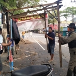 Penertiban PKL di trotoar Pasar Pon oleh Satpol PP Trenggalek. foto: HERMAN/ BANGSAONLINE