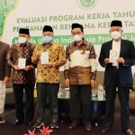 Ketua MUI Jatim KH Mutawakkil Alallah (kedua dari kanan) saat rapat evaluasi MUI Jatim di Hotel Wyndham, Surabaya. foto: DIDI ROSADI/ BANGSAONLINE