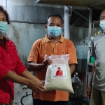 Iwan (tengah) saat menerima bantuan beras dari anggota DPRD Jatim Hj Wara Sundari Renny Pramana yang disalurkan melalui pengurus PAC PDIP Kecamatan Pagu. foto: MUJI HARJITA/ BANGSAONLINE