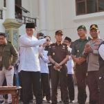 Bupati Lindra memukul bedug sebagai tanda pelepasan rombongan jemaah haji asal Tuban, Selasa (30/5/2023).