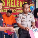 Tersangka pencabulan Witono tampak tertunduk saat press release.