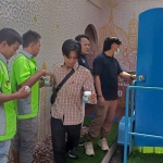 Pemeriksaan yang dilakukan polisi kepada kru bus di Terminal Bungurasih.