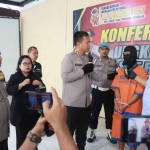 AEH (52), tersangka yang tega mencabuli anak kandungnya sendiri di Waru, Sidoarjo.