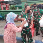 Dandim Ngawi saat memimpin pembagian takjil di depan Makodim.