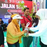 Gubernur Khofifah saat membagikan 1.445 bibit pohon di awal tahun 1445 H.