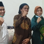 Cak Sodiq (tengah) bersama Gus Bara (kiri) dan Ikfina Fahmawati (kanan) saat di Institut KH Abdul Chalim Pacet Mojoketo Jawa Timur, Senin (18/5/2020) malam. foto: MMA/ bangsaonline.com