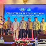 Pengurus IKA Unirow Tuban periode 2024-2028 saat dilantik oleh Rektor Dr. Warli.