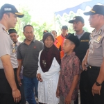 Kapolres Ngawi saat menyerahkan rumah layak huni kepada Andhika dan neneknya.