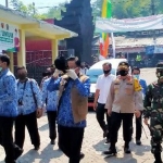 Bupati Sambari, didampingi Kapolres AKBP Arief Fitrianto dan Dandim 0817 Letkol Budi Handoko saat peresmian posko Kampung Tangguh Semeru di Desa Kembangan. foto: IST/ BANGSAONLINE