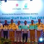 Presiden Direktur PC Ketapang II Ltd. dan Country Head Petronas Indonesia, Yuzaini Md Yusof (paling kanan), dan Kepala Perwakilan SKK Migas Jabanusa, Nurwahidi, bersama staf peraih penghargaan. Foto: SYUHUD/BANGSAONLINE