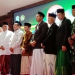 KH. Ali Maschan Moesa dan Bupati Fadeli foto bersama.