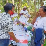 Abdul Rozaq, Sekretaris DPC Partai Gerindra Kabupaten Kediri, saat blusukan sampai ke pinggir hutan di Kecamatan Semen, untuk menyapa dan membagikan kaos dan masker. (foto: ist.)