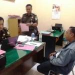Haryanto saat diperiksa penyidik Kejari Sidoarjo di ruangan Kasi Intelejen. (foto: nanang ichwan/ BANGSAONLINE)