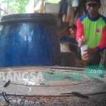 Tampak ulat memasuki rumah salah satu warga. foto: suwandi/ BANGSAONLINE