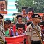 Massa yang tergabung dalam Aliansi Masyarakat dan Pemuda Anti Korupsi (Ampak) berunjuk rasa di depan Mabes Polri, Jakarta (10/12). Mereka mendesak Bareskrim Polri segera menangkap Menteri ESDM Sudirman Said karena dianggap menjadi 