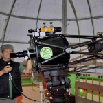 KH Khotib Asmuni sedang ruyatul hilal di Markaz POB (Pusat Observasi Bulan) Sunan Kaliwining Jember Jawa Timur. Foto: dokumen pribadi/bangsaonline