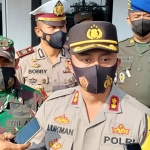 Kapolres Kediri AKBP Lukman Cahyono saat memberi keterangan kepada wartawan terkait penutupan jalan munuju SLG, Rabu (12/5). foto: MUJI HARJITA/ BANGSAONLINE