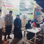 Kabag Ops Polres Pasuruan, Kompol Kamran, saat meninjau vaksinasi di Lapangan Bulusari.