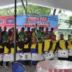 Foto bersama usai penyerahan bingkisan pada anak yatim piatu. 